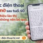 đọc điện thoại bị mờ sau tuổi 40 là dấu hiệu lão thị